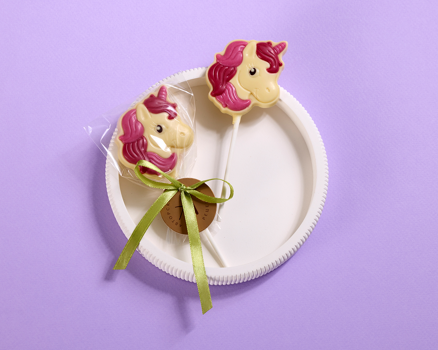                          Единорожка - шоколадная фигура на палочке