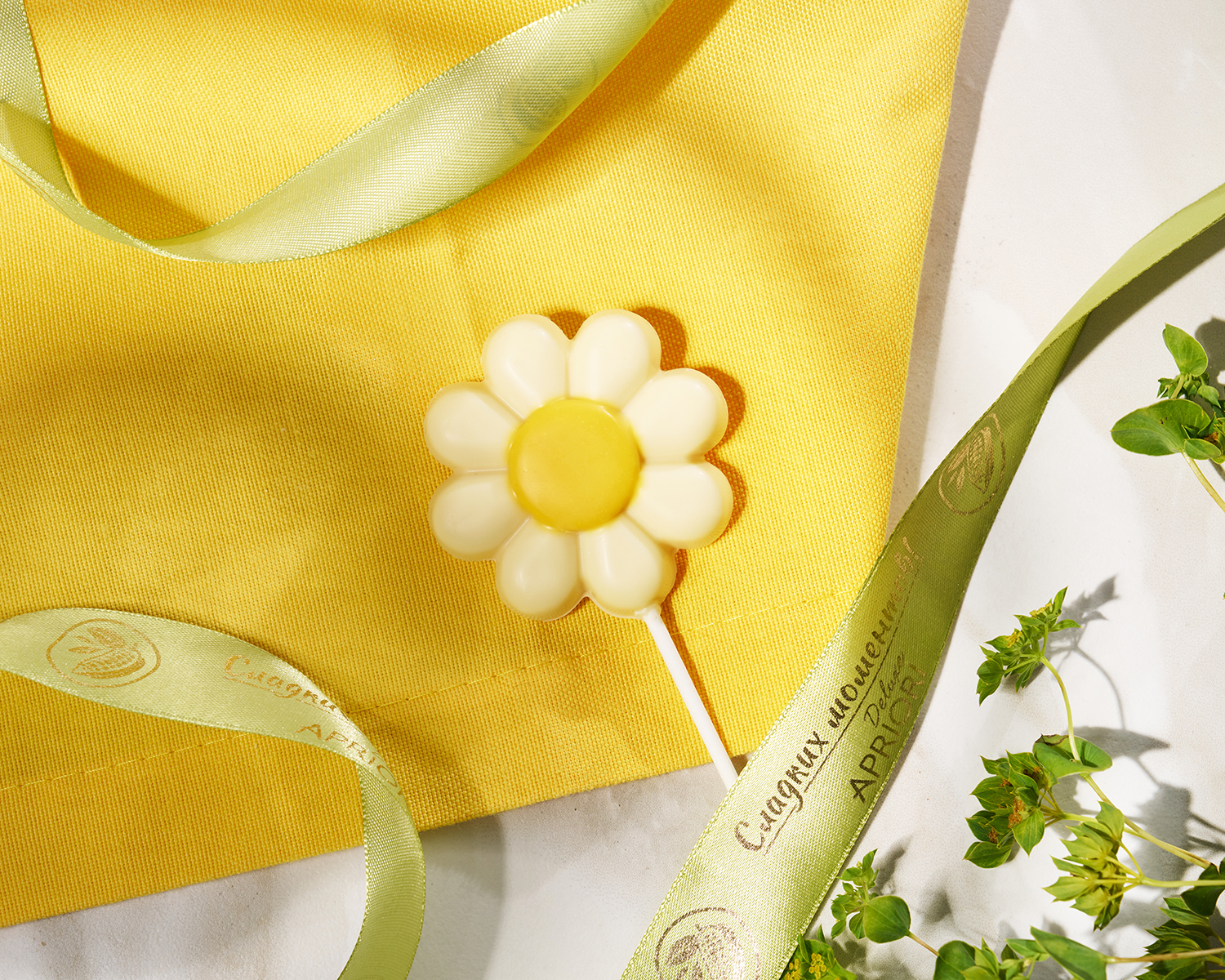                          Ромашка - шоколадная фигура на палочке