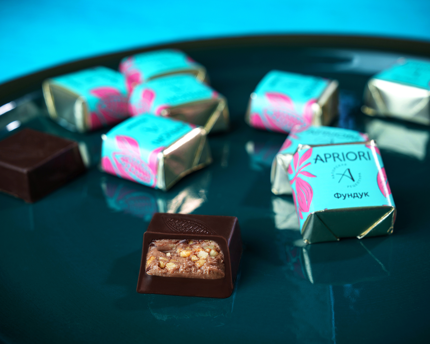                          APRIORI Конфеты из темного шоколада с ореховым кремом и дробленным фундуком, 1900г