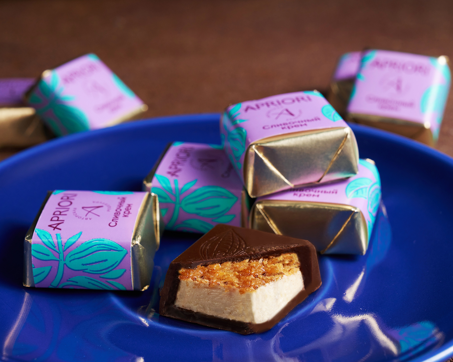                          APRIORI Конфеты из темного шоколада  со сливочным кремом и кусочками вафли, 1900г