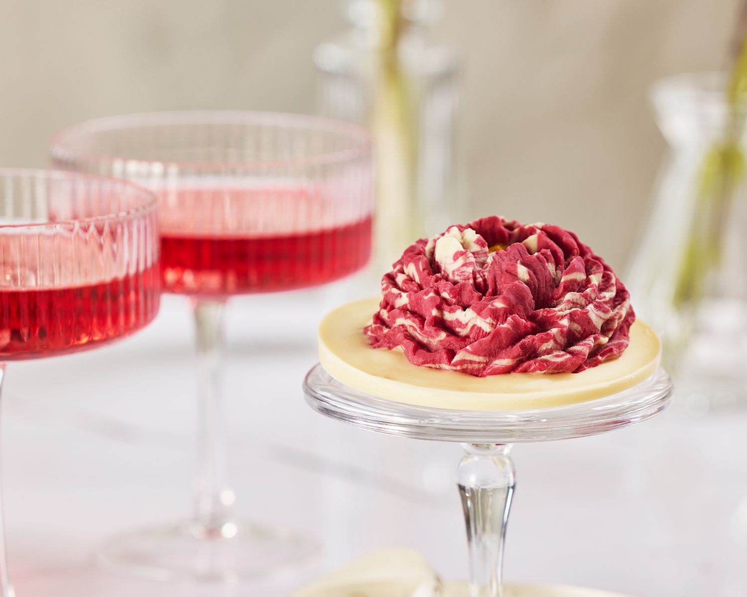                          Шоколадная фигура Пион розовый