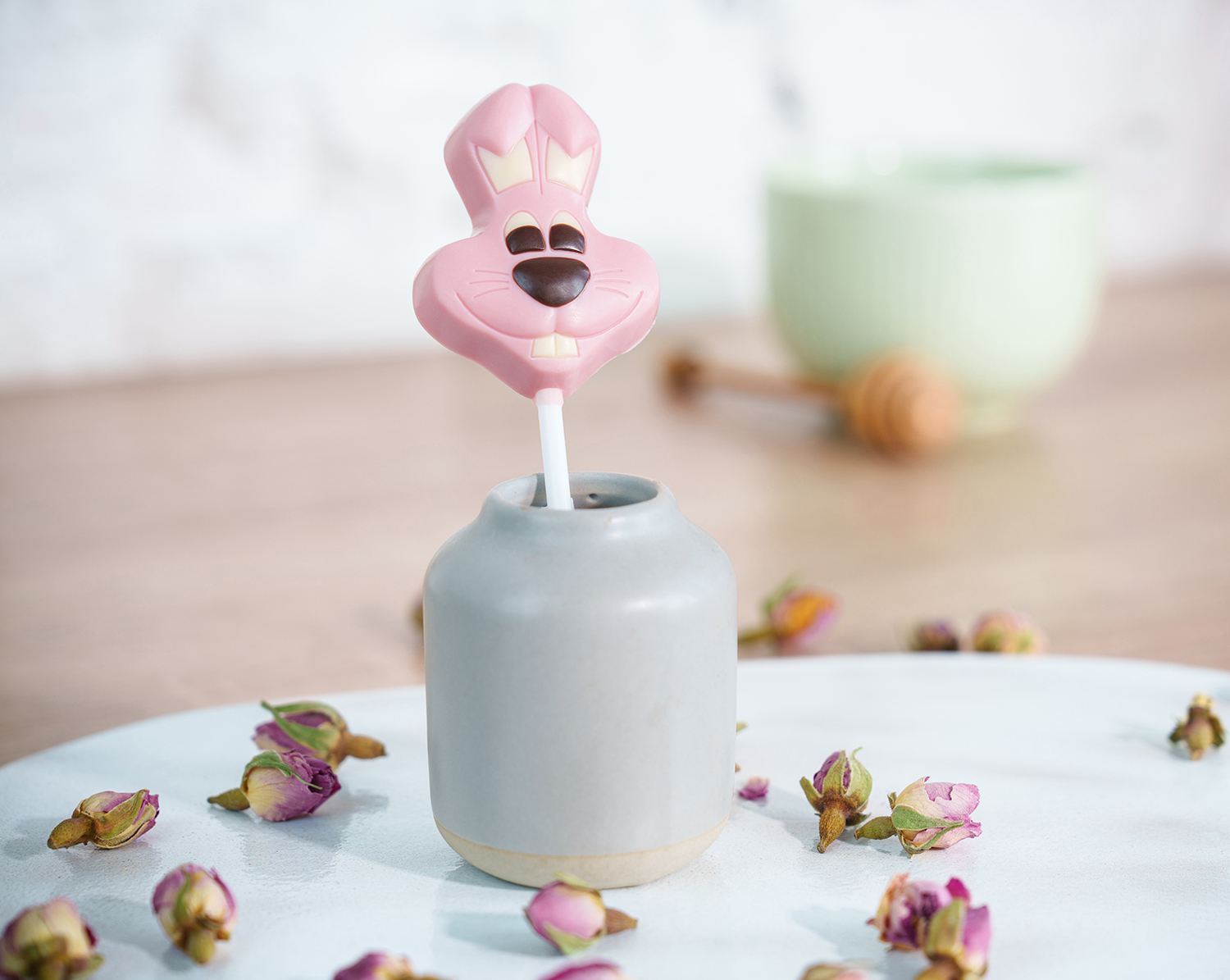                          Шоколадная фигура на палочке (Зайчик розовый)