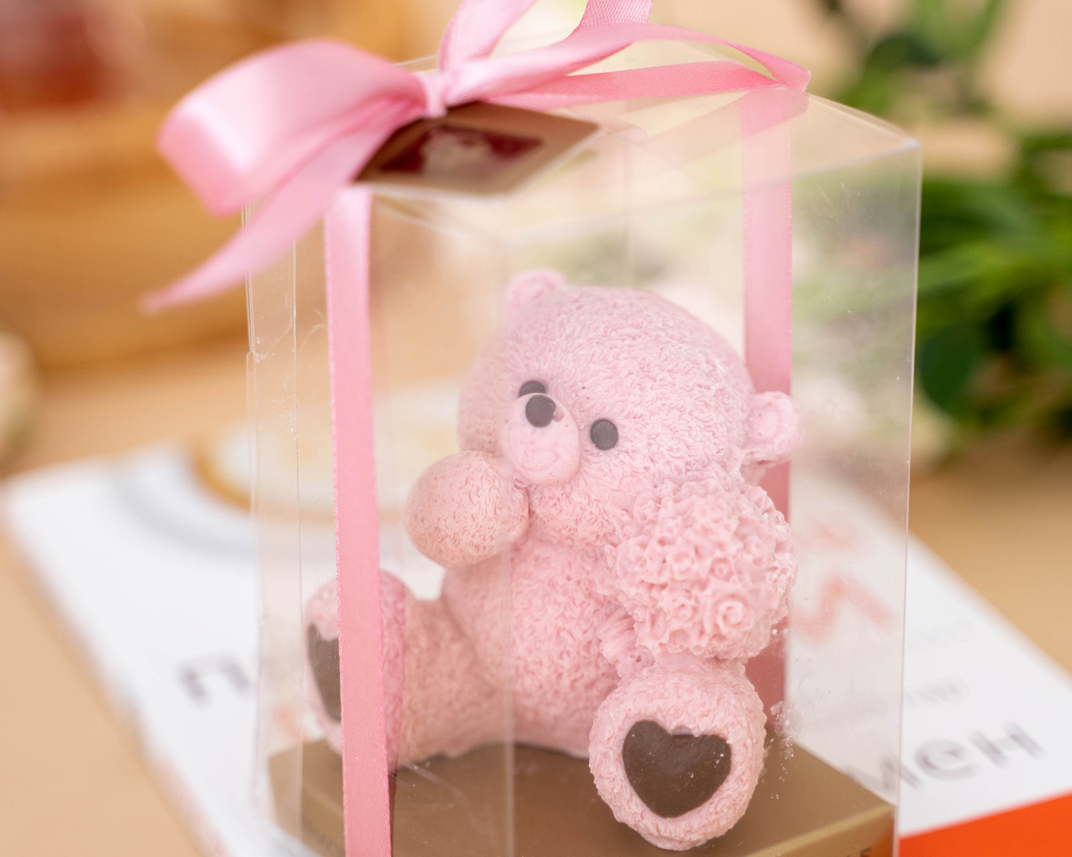                          Шоколадная фигура "Медведь малиновый", из белого шоколада