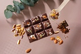 
                        Бокс из 13 плиток APRIORI Wellness  Шок плитка горькая без сахара с миндалем и фисташкой, 650г