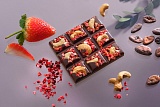 
                        Бокс из 13 плиток APRIORI Wellness Шок плитка горькая без сахара с кешью и клубникой, 650г
